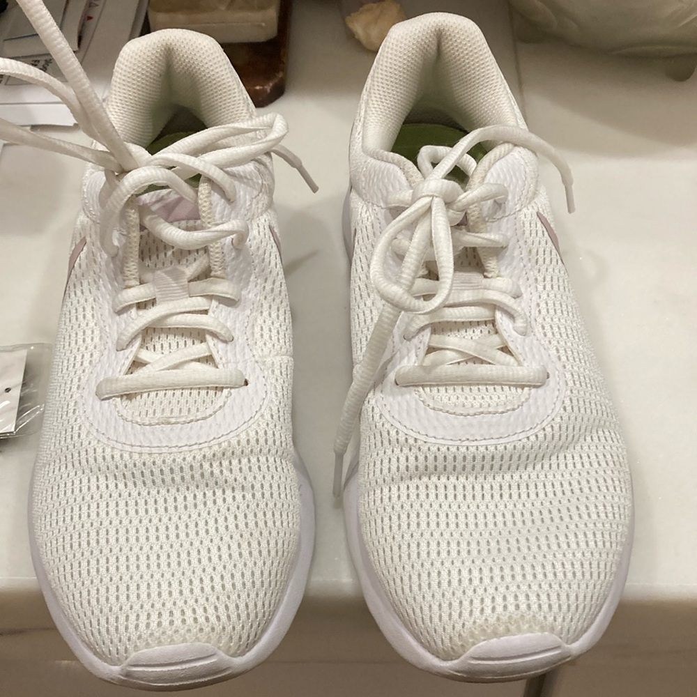 Nike size 9 gym shoes – mint condition